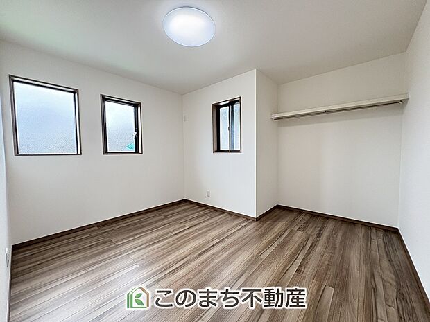 【洋室】同社施工物件写真。※建具やフローリング、その他仕様が異なる場合がございます。