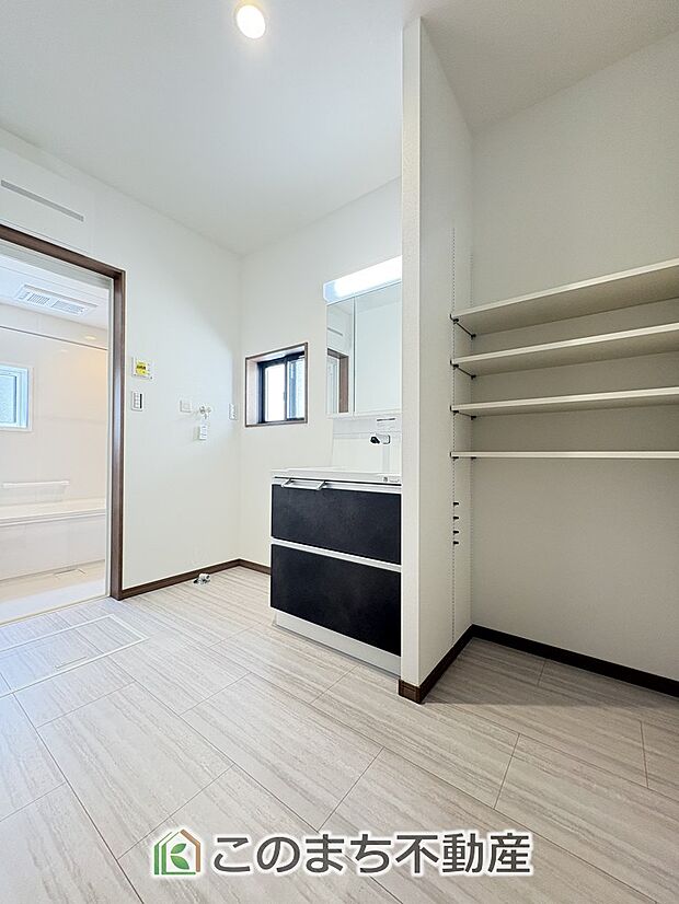 【洗面】同社施工物件写真。※建具やフローリング、その他仕様が異なる場合がございます。