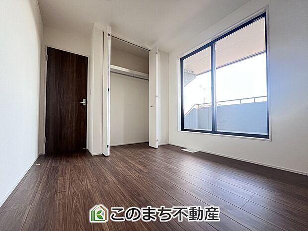 【洋室】南向きで陽当たりの良い洋室♪風通しもよく快適です☆