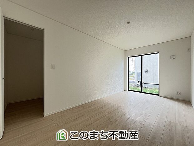 【洋室】南向きで陽当たりの良い洋室♪風通しもよく快適です☆
