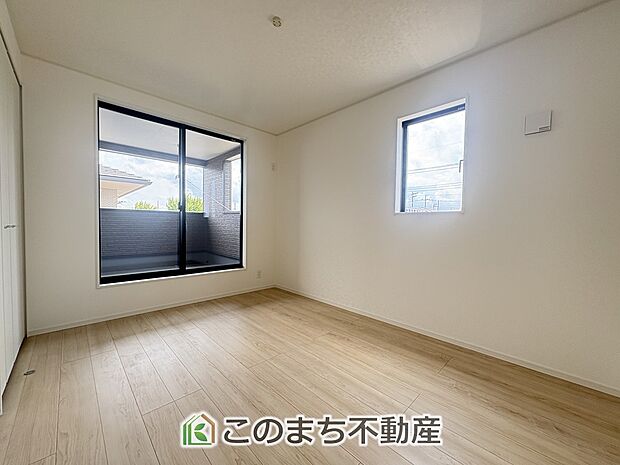 【洋室】同社施工物件写真。※建具やフローリング、その他仕様が異なる場合がございます。