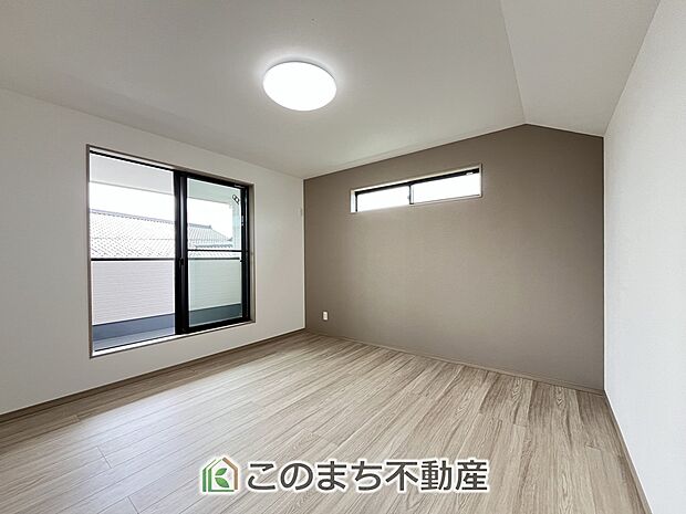 【洋室】窓が多く明るい室内が好印象☆