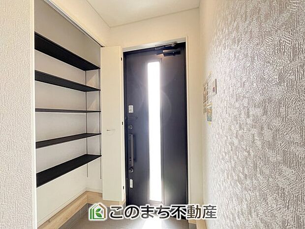 【玄関】同社施工物件写真。※建具やフローリング、その他仕様が異なる場合がございます。