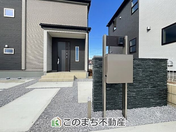 【玄関】玄関周りは家の顔！スタイリッシュな門袖が特徴です！ 