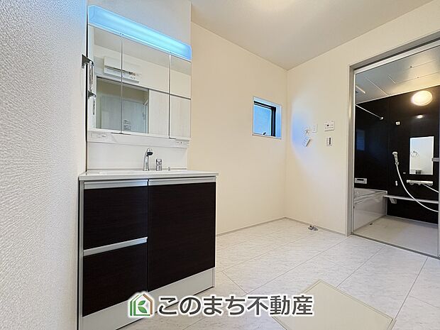 【洗面】伸びるホースのシャワー洗面台で朝の身支度や洗面台のお掃除もラクラク♪