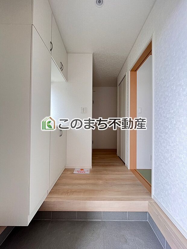 【玄関】同社施工物件写真。※建具やフローリング、その他仕様が異なる場合がございます。