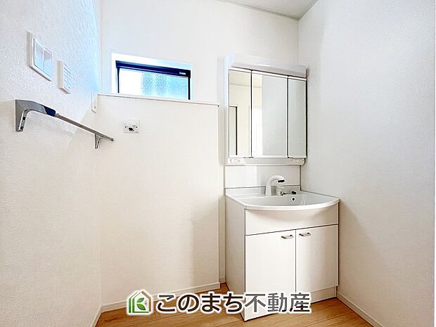 【洗面】同社施工物件写真。※建具やフローリング、その他仕様が異なる場合がございます。シャンプードレッサーで朝の身支度♪伸びるホースでお掃除も簡単清潔です！