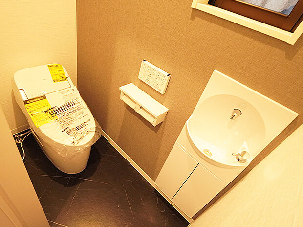 【施工例】トイレは、季節を問わず快適にご使用いただける温水洗浄便座機能付き。手洗い器があるので、その場でサッと手を洗えるので便利です。