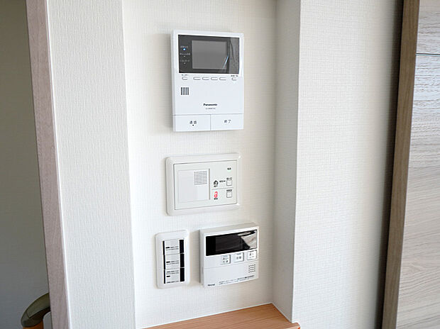【モニター付インターホン・給湯】壁面にTVモニター付きインターホンや給湯器リモコンなどをまとめて設置。1か所に配置されているため、スムーズに操作できそうです。