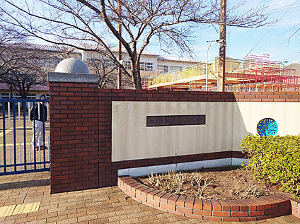 浜山小学校 640m(徒歩8分)