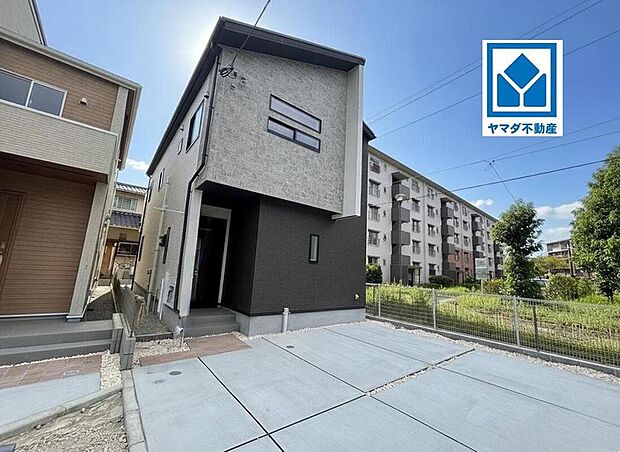 1号棟。
シックで落ち着いた色合いの外観です^^
スーパーやコンビニなども近く周辺環境充実の新築物件^^