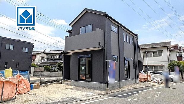 現地(2026年8月)撮影。
1号棟。
最新の設備で気持ちの良い新生活を送りませんか。お気に入りの家具とインテリアで素敵な部屋を作りましょう。