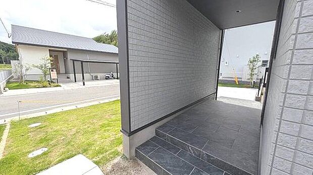 雨の日にも嬉しい屋根付きの玄関ポーチ♪ゆとりあるスペースで、落ち着きと高級感を感じられるエントランスです^^