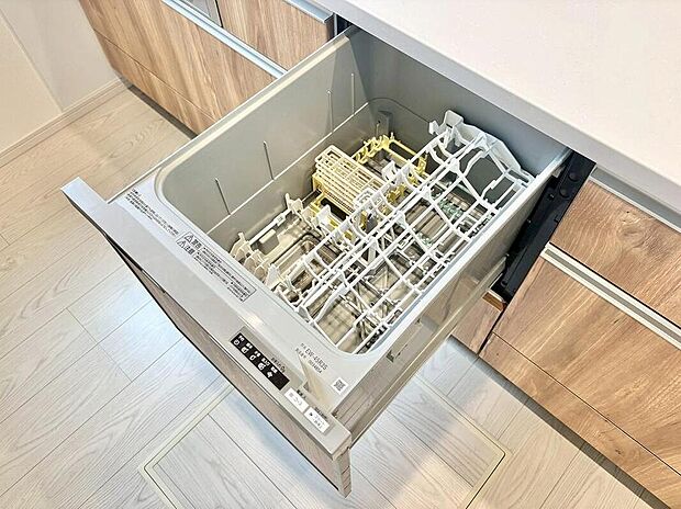 【食器洗浄乾燥機】2号棟
炊事時間を大幅に短縮できる食器洗浄乾燥機付き^^食器を洗う手間が減るので家族とのコミュニケーションの時間や自分の時間が増えますね。