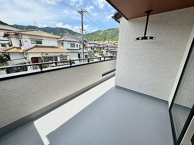 【バルコニー】幅広のインナーバルコニーは多少の雨でも洗濯物を守ってくれ、家事を助けてくれること間違いなし。眩しすぎる日差しも和らげます。