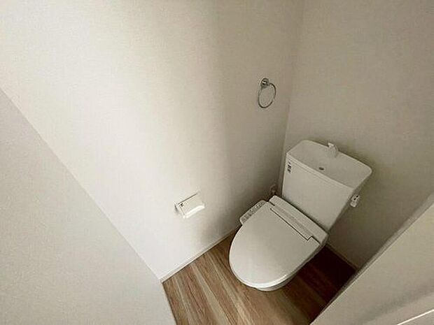 【トイレ】ウォシュレット付きトイレです。１階２階の２ヶ所にトイレがあるので、忙しい朝にもゆとりができますね＾＾