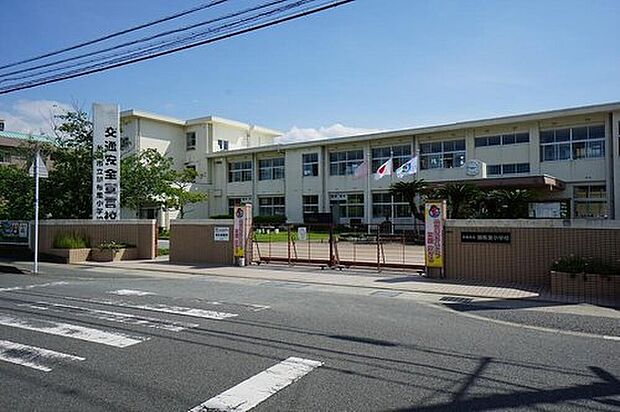 糸島市立加布里小学校（約1,272m）