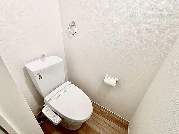 【トイレ】ウォシュレット付きトイレです。1階3階の2ヶ所にトイレがあるので、忙しい朝にもゆとりができますね^^
温水洗浄便座リモコン付き。