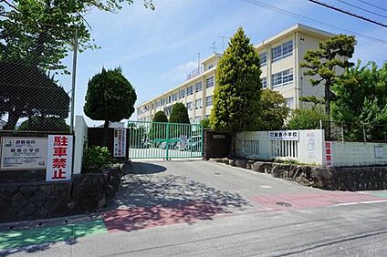 福岡市立飯倉小学校 659m