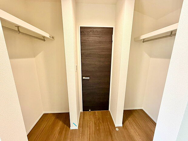 【1号棟】2面採光を確保した明るい室内は、風通しも良く、大変居心地の良い空間となっております。爽やかな風を感じて起きる朝は、快適生活の始まりに。
