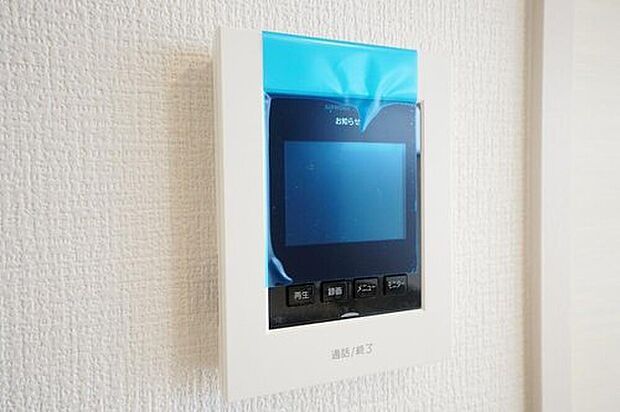 【防犯性もばっちり、TVモニター付きインターホン完備】大きなモニターで玄関先を確認できます。録画機能が付いているので不在時の訪問者も確認できて安心です。
