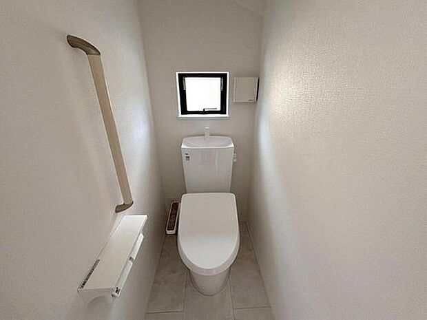 【B号棟トイレ】窓付きのトイレは換気もしやすく清潔に使えます＾＾ウォシュレット、暖房便座、節電・節水機能など、使い勝手のよい高機能トイレです。