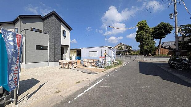 【前面道路含む現地写真】前面道路東側5.9ｍに面しています。駐車スペースは並列で３台分あります＾＾
