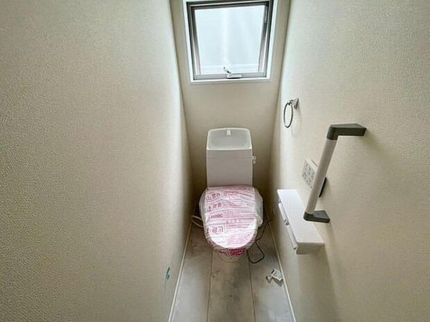 【トイレ】温水洗浄機付トイレです。節水機能もあるので、安心して使えますね。すっきりした見た目で、トイレ奥の掃除もしやすいです＾＾