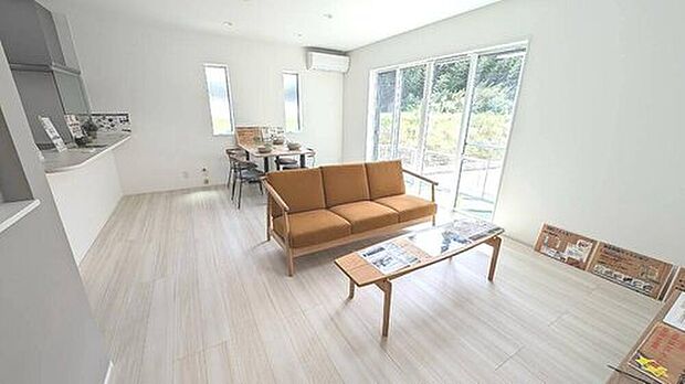 【リビング】大きな窓から明るい光が差し込む開放的なLDK♪家具を配置してもゆとりがあり、家族でのびのびと過ごせます^^