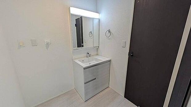 【洗面台・洗面所】2号棟。
洗面台、洗濯機置き場、バスルームが連なっている、生活導線の考えられた作りになっています^^