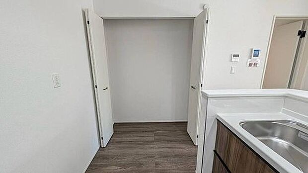 【収納】1号棟。
キッチン横に設けられたパントリー。広さが十分に確保されているため、大きなお皿や使用頻度の少ない調理器具なども楽々収納できますね^^
