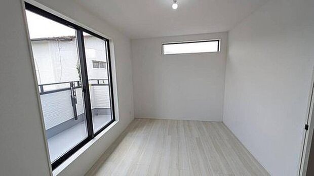 【リビング以外の居室】2号棟。
バルコニーに面した6帖の寝室です。南向きの大きな窓から爽やかな朝日がしっかりと取り込まれ、快適生活の始まりに^^