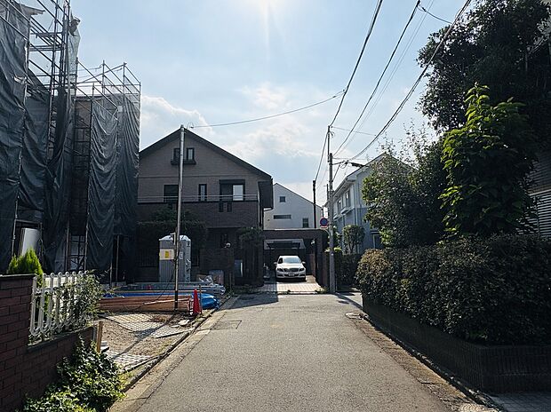 低層住宅地内で穏やかな住宅地。通りから入った場所ですので、車の駐車はストレスなく、また、お子様たちの安心さを感じる場所です。