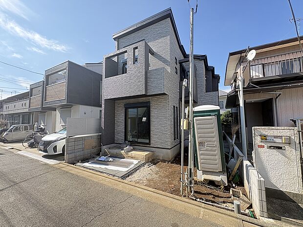2026年8月撮影の現地です。
カースペース1台分のほか、自転車置き場などで使えるスペースがあり、ゆとりを感じます。