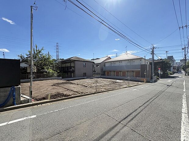 全3棟の分譲地。前面道路は幅6mのゆとりです。南ひな壇となり陽当り良好です。