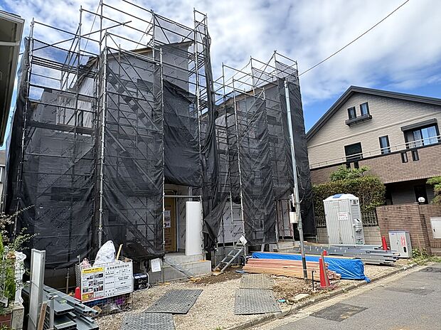 【建築中の2棟の外観を東側から撮影】空がしっかりと見えています。低層の街並みだからこその雰囲気です。