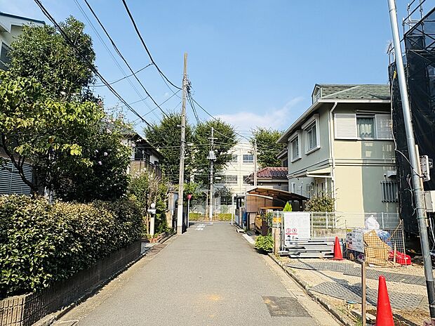 【前面道路と分譲地】撮影中に車の往来はありませんでした。安心して暮らせる場所に感じます。