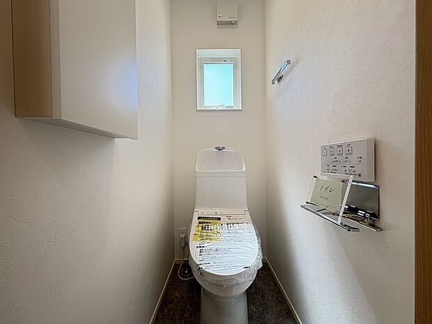 【温水洗浄便座トイレ:3号棟】毎日使うトイレには、快適で衛生的な温水洗浄便座を標準装備。暖房便座機能付きで、冬場の冷えも解消します。節水・節電機能にも優れており、環境や家計に優しいのも魅力。清潔でリラックスできる空間です。