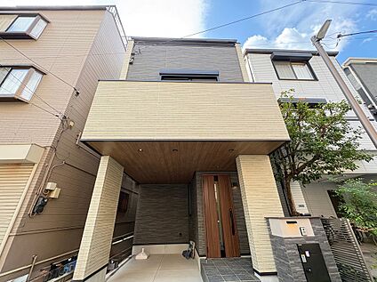 正面から撮影した外観
