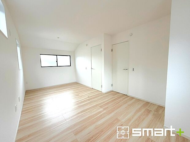 【～間仕切対応で２部屋に～】・２階洋室９.３帖は将来こども部屋として１部屋を２部屋にできるフレキシブルルームです。
・収納スペースも付いているので整理整頓しやすく、生活空間が広がりますね。
