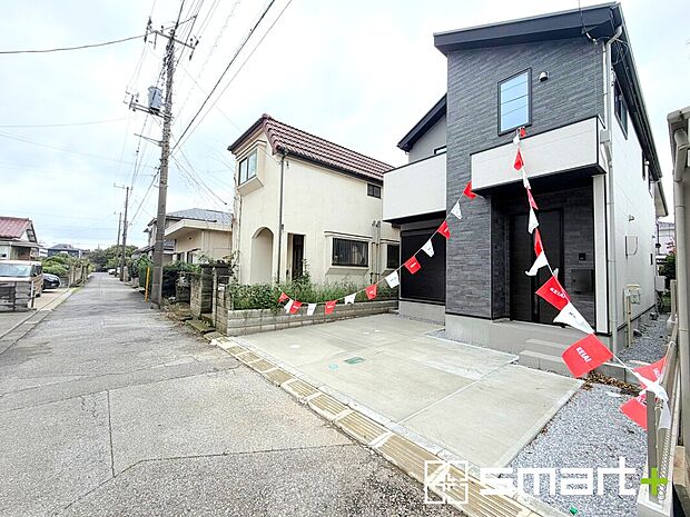 【～閑静な住宅街の立地～】・周辺は閑静な住宅街となっておりますので、静かな暮らしをご実現いただけます。
・前面道路の交通量も多くないので、小さなお子様がいるご家庭でもご安心ですね。

