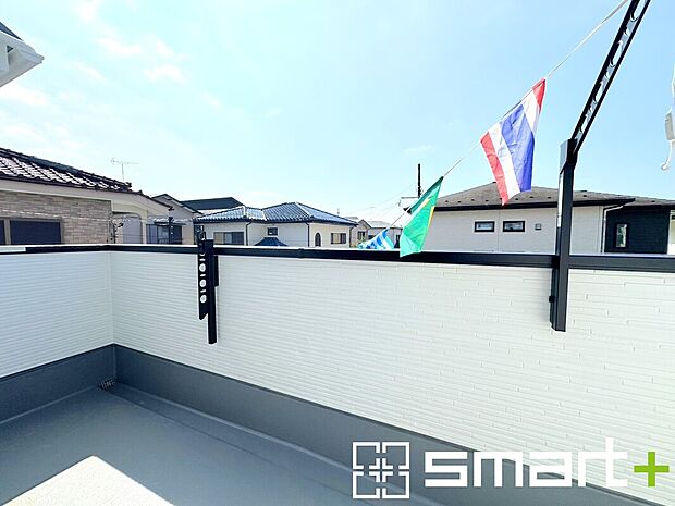 【~洗濯物も干しやすいバルコニー~】・バルコニーには物干し竿受けが標準装備されております。
・テラス屋根等のオプションもお気軽にご相談くださいませ。