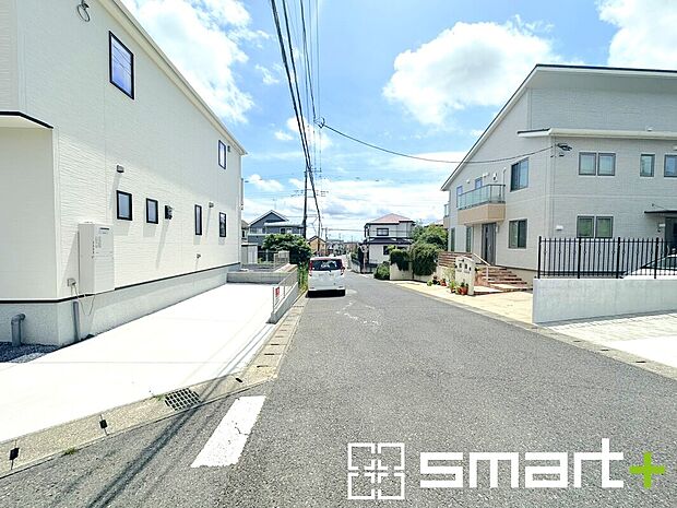 【~十分な広さのある前面道路~】・前面道路は約6mございますので、お車でのすれ違いも楽々で余計なストレスがかかりません。
・日々お車での移動が多い方には大切なポイントですね。