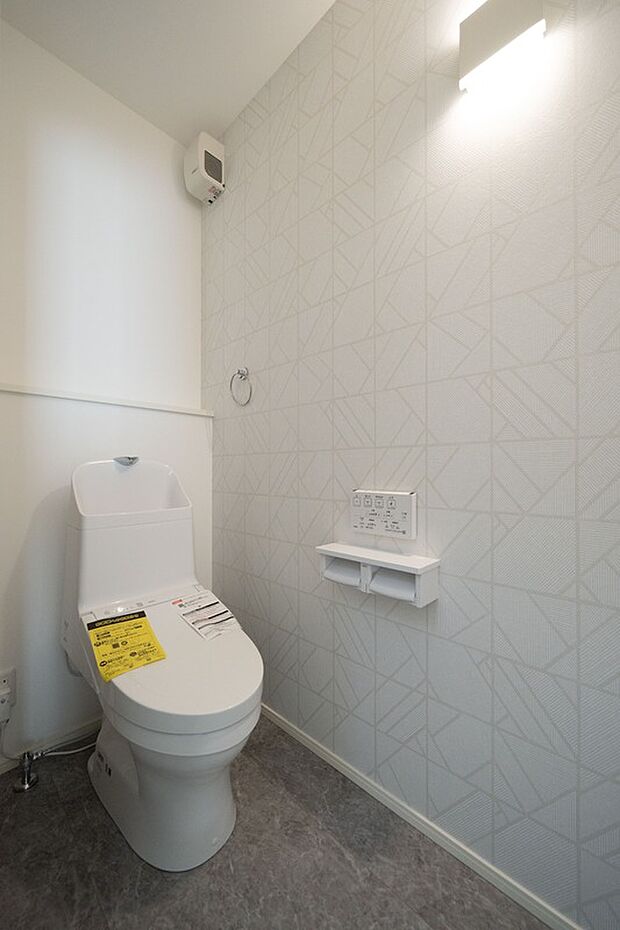 【1階トイレ】1階のトイレは壁面に棚を備えています。日常使う備品を置ける場所があり、室内を整理しやすいつくりです。