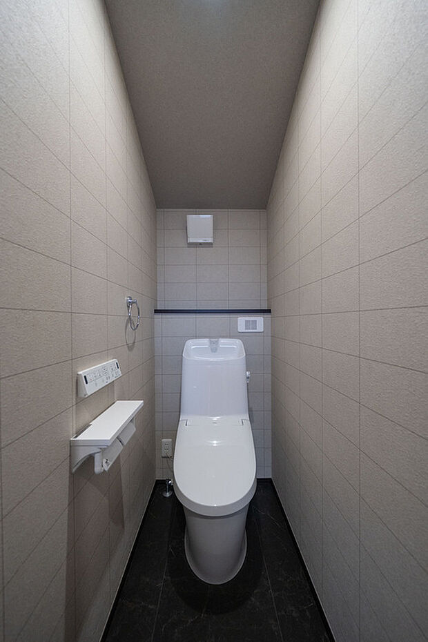 【トイレ】トイレまわりの配置と内装。日々使う場所の仕上げや、手入れする範囲を見比べられます。