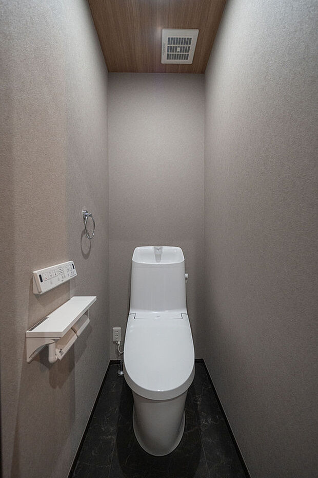 【トイレ】トイレまわりの配置と内装。日々使う場所の仕上げや、手入れする範囲を見比べられます。
