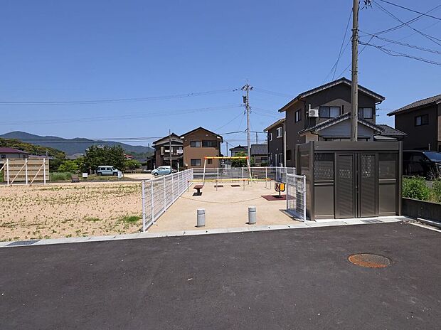 分譲地内にある公園です。小さなお子様もすぐに遊びに行けますね!