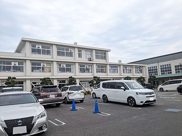 伊賀市立緑ヶ丘中学校(約3m)