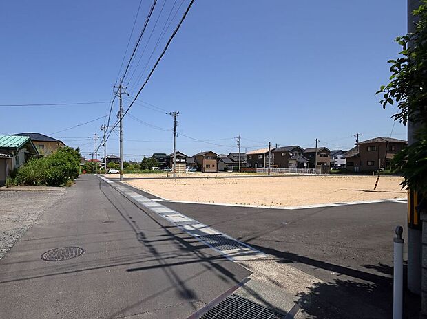 【前面道路含む現地土地写真】前面道路が広く、お車の出し入れもラクラクです。毎日の通勤やお買い物帰りの駐車ストレスも減りますね。