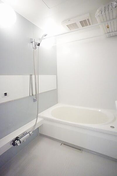 画像6:清潔感のあるバスルーム、浴室暖房乾燥機付き
